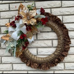 Christmas wreath with gold and bronze leaves.